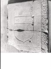 Étival-Clairfontaine - abbaye Saint-Pierre. – Vue de la pierre tombale d'Hilarion Rampain (abbé d'Étival) - XVIIe siècle.