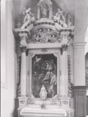 Gigney - église Saint-Médard. – Vue d'un autel secondaire et de son retable ; tableau représentant Notre Dame du Rosaire - XVIIIe siècle.