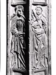 Gugney-aux-Aulx - église Saint-Barthélemy. – Vue de bas-reliefs sur une colonne représentant deux sibylles - 1526.