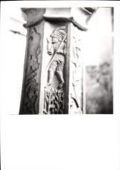 Gugney-aux-Aulx - église Saint-Barthélemy. – Vue de bas-reliefs sur une colonne représentant des scènes de chasse - 1526.