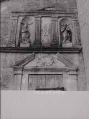 Houécourt - église Saint-Quentin. – Vue rapprochée sur le fronton de la chapelle funéraire des châtelains de Choiseul ; tympan avec saint Nicolas et saint Jean Baptiste.