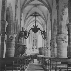 Lamarche - église Notre-Dame-de-l'Assomption. – Vue de l'intérieur ; nef avec l'allée centrale menant à l'autel.