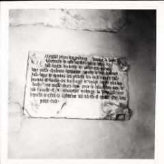 Mirecourt - chapelle de la Oultre. – Vue de la plaque commémorative d'une messe de requiem pour la famille des Pilliers - 1480.