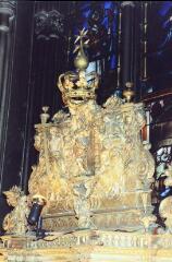 Neufchâteau - chapelle de l'hôpital du Saint-Esprit. – Détail d'un maître-autel et ses statuettes ; le Christ avec une croix, l'Immaculée Conception, Dieu le Père, des anges - 1706.