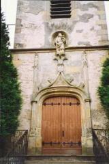Oncourt - église Saint-Élophe. – Vue rapprochée sur le portail ; statue de Vierge à l'Enfant.