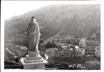 Plombières-les-Bains - coteau de la Vierge. – Vue d'une statue de Vierge et de la ville - 1855.