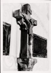 Plombières-les-Bains - fontaine. – Vue d'une croix.