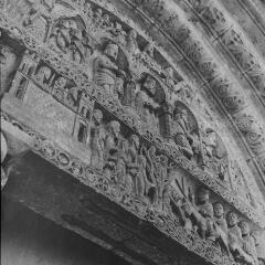 Pompierre - église Saint-Martin. – Vue rapprochée sur le fronton du portail ; tympan représentant notamment l'Adoration des rois mages, linteau représentant l'Entrée à Jérusalem.