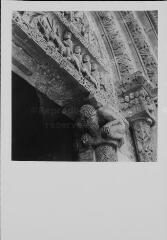 Pompierre - église Saint-Martin. – Vue rapprochée sur le fronton du portail ; linteau représentant l'Entrée à Jérusalem, chapiteau représentant un homme barbu.