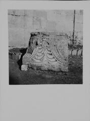 Portieux - prieuré de Belval. – Vue rapprochée sur un chapiteau.