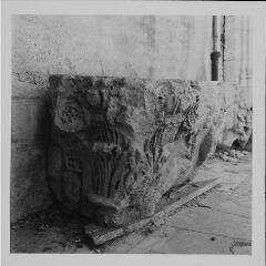 Portieux - prieuré de Belval. – Vue rapprochée sur un chapiteau.
