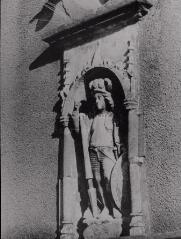 Poussay - église Saint-Maurice-Saint-André. – Vue rapprochée sur la statue au-dessus du portail ; saint Maurice.