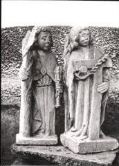 Puzieux - église Saint-Remi. – Vue de statues d'anges porteurs des instruments de la Passion - XVIe siècle.
