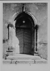 Ramonchamp - église Saint-Remy-Saint-Blaise. – Vue rapprochée sur le portail.