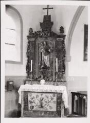 Raves - chapelle Saint-Étienne. – Vue d'un autel secondaire et de son retable ; statue de Vierge à l'Enfant et antependium avec saint Nicolas - XVIIIe siècle.