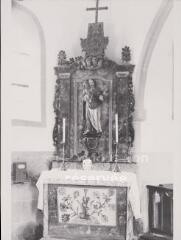 Raves - chapelle Saint-Étienne. – Vue d'un autel secondaire et de son retable ; statue de Vierge à l'Enfant et antependium avec saint Nicolas - XVIIIe siècle.