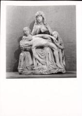 Regnévelle - église Saint-Roch. – Vue d'une statue de la Pietà avec saint Jean et Marie Madeleine - XVIe siècle.