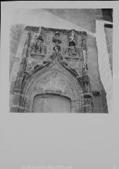 Removille - église Notre-Dame. – Vue rapprochée sur le fronton du portail ; saints Sébastien et Roch.
