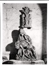 Removille - église Notre-Dame. – Vue d'une statue de la Pietà et d'une statue représentant le Calvaire - XVIe siècle.