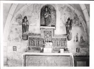 Removille - chapelle Saint-Nicolas. – Vue d'un retable représentant la Crucifixion et les Apôtres, ainsi que de trois statues d'un saint évêque, de la Vierge à l'Enfant et de saint Nicolas - XVIe siècle.