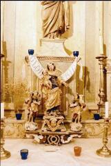 Romain-aux-Bois - église Saint-Epvre. – Vue d'une statuette de bâton de confrérie représentant la Vierge à l'Enfant et deux céroféraires.
