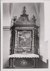 Taintrux - église Saint-Georges. – Vue d'un autel et de son retable ; tableau représentant saint Sébastien et statuette de saint Georges - XVIIIe siècle.