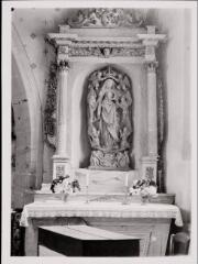 Les Thons - église Saint-Pancrace. – Vue d'un autel secondaire et de son retable ; statue représentant l'Assomption - XVIe siècle.