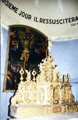 Tollaincourt - église Saint-Didier. – Vue du tabernacle et du retable du maître-autel ; tableau représentant la Crucifixion - XIXe siècle.