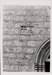 Uzemain, Thiélouze - chapelle Notre-Dame-de-l'Annonciation. – Vue rapprochée sur la façade ; Christ en croix et symbole de la Trinité.