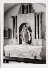 Uzemain, Thiélouze - chapelle Notre-Dame-de-l'Annonciation. – Vue d'un autel et de son retable ; statue de Vierge et statuette de l'Éducation de la Vierge par sainte Anne.