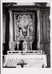 Vagney - église Saint-Lambert. – Vue d'un autel secondaire et de son retable ; tableau représentant Notre Dame du Rosaire - XVIIe siècle.