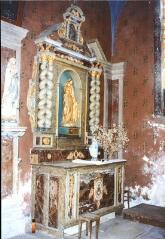 Vaudéville - église Saint-Quirin. – Vue d'un autel secondaire et de son retable ; statue de Vierge.
