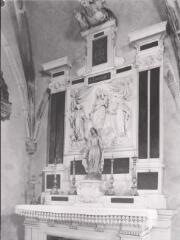 Ville-sur-Illon, Dommartin-lès-Ville - église Saint-Martin. – Vue d'un autel secondaire et de son retable ; bas-relief de Notre Dame du rosaire - XVIIe siècle.