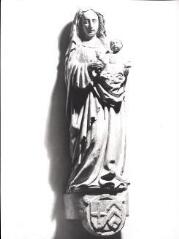 Vittel - église Saint-Remi. – Vue d'une statue de Vierge à l'Enfant, avec les armoiries d'Antoine de Ville et Yolande de Bassompierre - XVIe siècle.