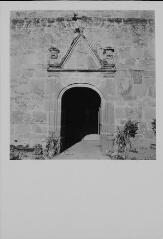 Viviers-le-Gras - église Saint-Élophe. – Vue rapprochée sur le portail.