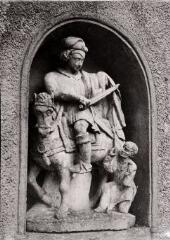 Vomécourt-sur-Madon - église Saint-Martin. – Vue rapprochée sur la statue au-dessus du portail ; saint Martin.