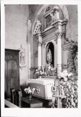 Vomécourt-sur-Madon - église Saint-Martin. – Vue d'un autel secondaire et de son retable ; statue de Vierge.