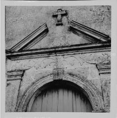 Zincourt - église Saint-Félix. – Vue rapprochée sur le portail.