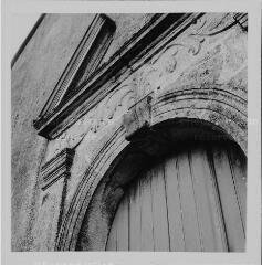 Zincourt - église Saint-Félix. – Vue rapprochée sur le portail.