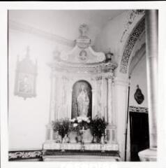 Zincourt - église Saint-Félix. – Vue d'un autel secondaire et de son retable ; statue de Vierge.