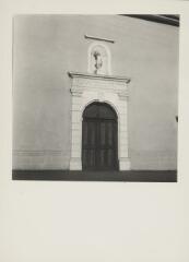 [Église] non localisée. – Vue rapprochée sur le portail ; linteau sculpté d'une inscription.