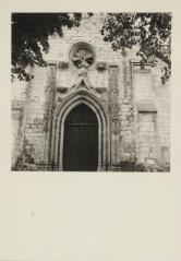 Église non localisée. – Vue rapprochée sur un portail.