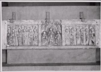 Courcelles-sur-Châtenois - église. – Vue d'un retable représentant les douze Apôtres et le couronnement de la Vierge - XVIe siècle.