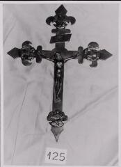 Florémont - presbytère. – Vue d'une croix de procession - XVIe siècle.