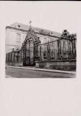 Troyes. – Vues des grilles de l'ancien Hôtel-Dieu et de la porte de l'hôtel de Vauluisant.