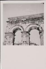Saintes. – Vues de l'arc de Germanicus et de l'amphithéâtre gallo-romain.