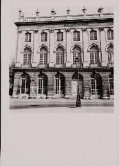 Nancy. – Vues de la place Stanislas avec le théâtre municipal (actuellement l'opéra) et la fontaine d'Amphitrite.