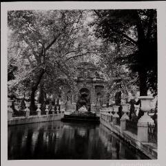 Paris. – Vues de la fontaine Médicis au jardin du Luxembourg.