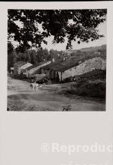 Gugney-aux-Aulx. – Vues du village et d'une rue avec ses fermes.