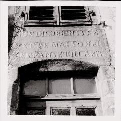Remomeix. – Vues d'inscriptions de fondation sur des linteaux de portes.